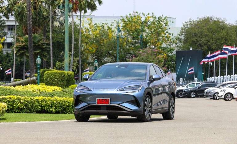 “นายกฯ” โชว์ลุคประหยัด! ขับรถไฟฟ้าเข้าทำเนียบ ไร้ขบวนติดตาม