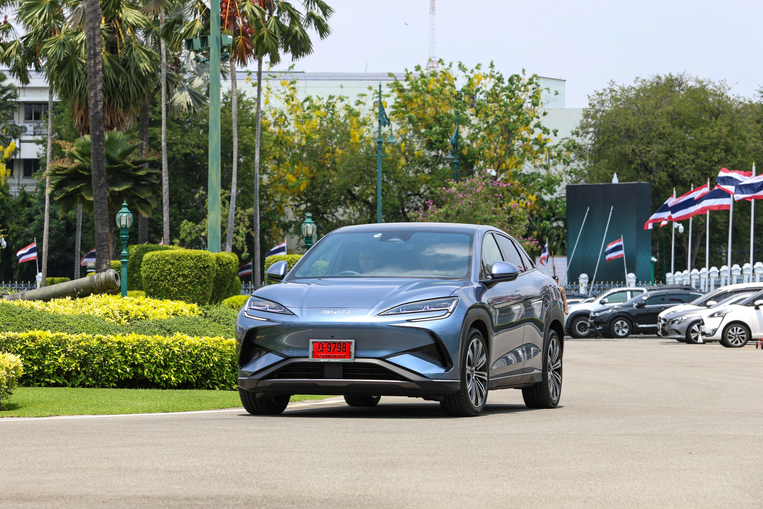 “นายกฯ” โชว์ลุคประหยัด! ขับรถไฟฟ้าเข้าทำเนียบ ไร้ขบวนติดตาม