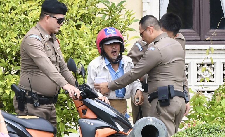 ทำเนียบฯระทึก! “โชเฟอร์แท็กซี่” ควบมอเตอร์ไซค์บุกตึกไทยคู่ฟ้า เรียกร้อง “นายกฯ” ขอเงินเยียวยา