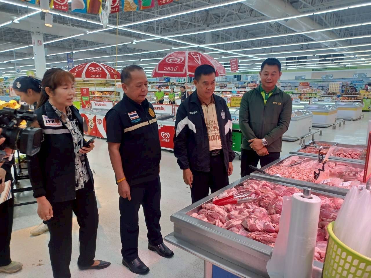 “พาณิชย์” ยืนยันสินค้าไม่ขาด สต็อกยังแน่น ถก 9 ผู้ค้ารายใหญ่ ตรึงราคาทันที