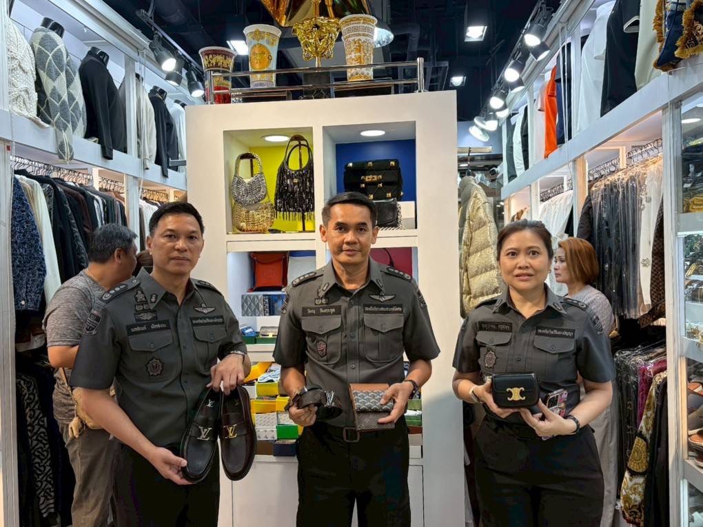 “DSI” บุกค้นโกดังห้างดังกลางกรุง ยึดสินค้าปลอมแบรนด์ดัง มูลค่า กว่า 20 ล้าน