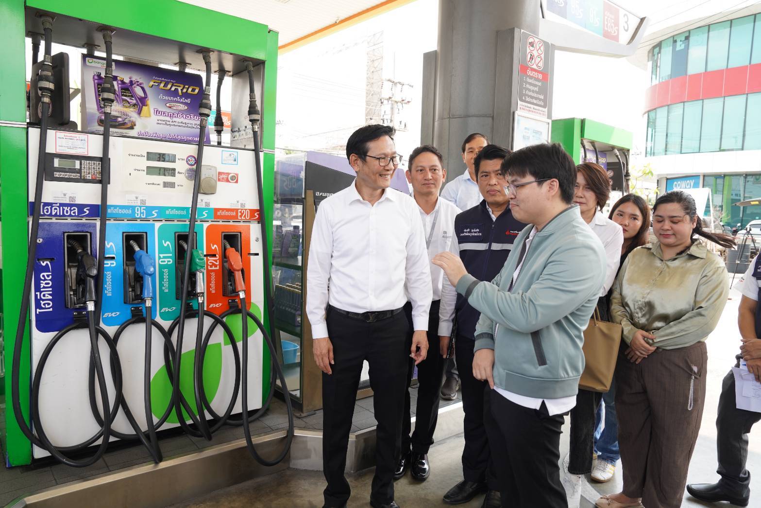 “รมว.พลังงาน” ลุยเอง! ลงพื้นที่ตรวจเช็กปั๊ม สั่งฟันคนปั่นราคา ย้ำน้ำมันไม่ขาด