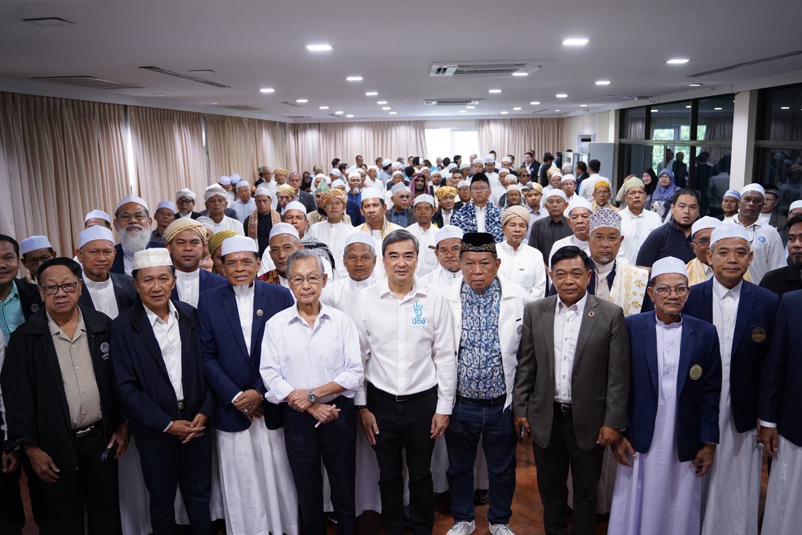 80 ปีประชาธิปัตย์คึกคัก! “อภิสิทธิ์-ชวน” นำทำบุญ 3 ศาสนา เปิดแผน 12 เดือนสู้ศึกการเมือง