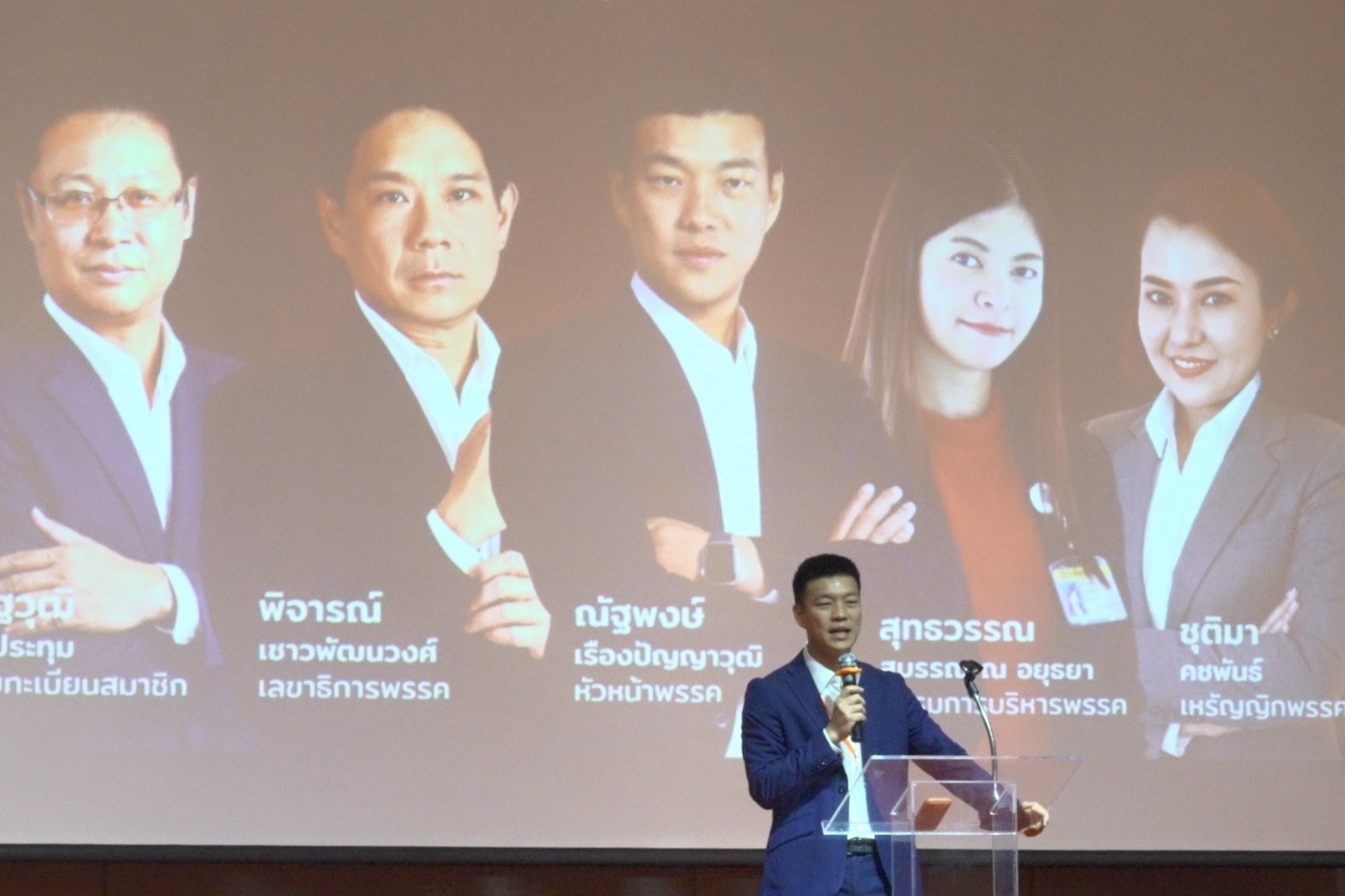 “ณัฐพงษ์” ประกาศรีเซ็ต “ปชน.” สู้ระบอบอุปถัมภ์ เดินหน้า ครม.เงา ปั้นผู้สมัครทั่วประเทศ