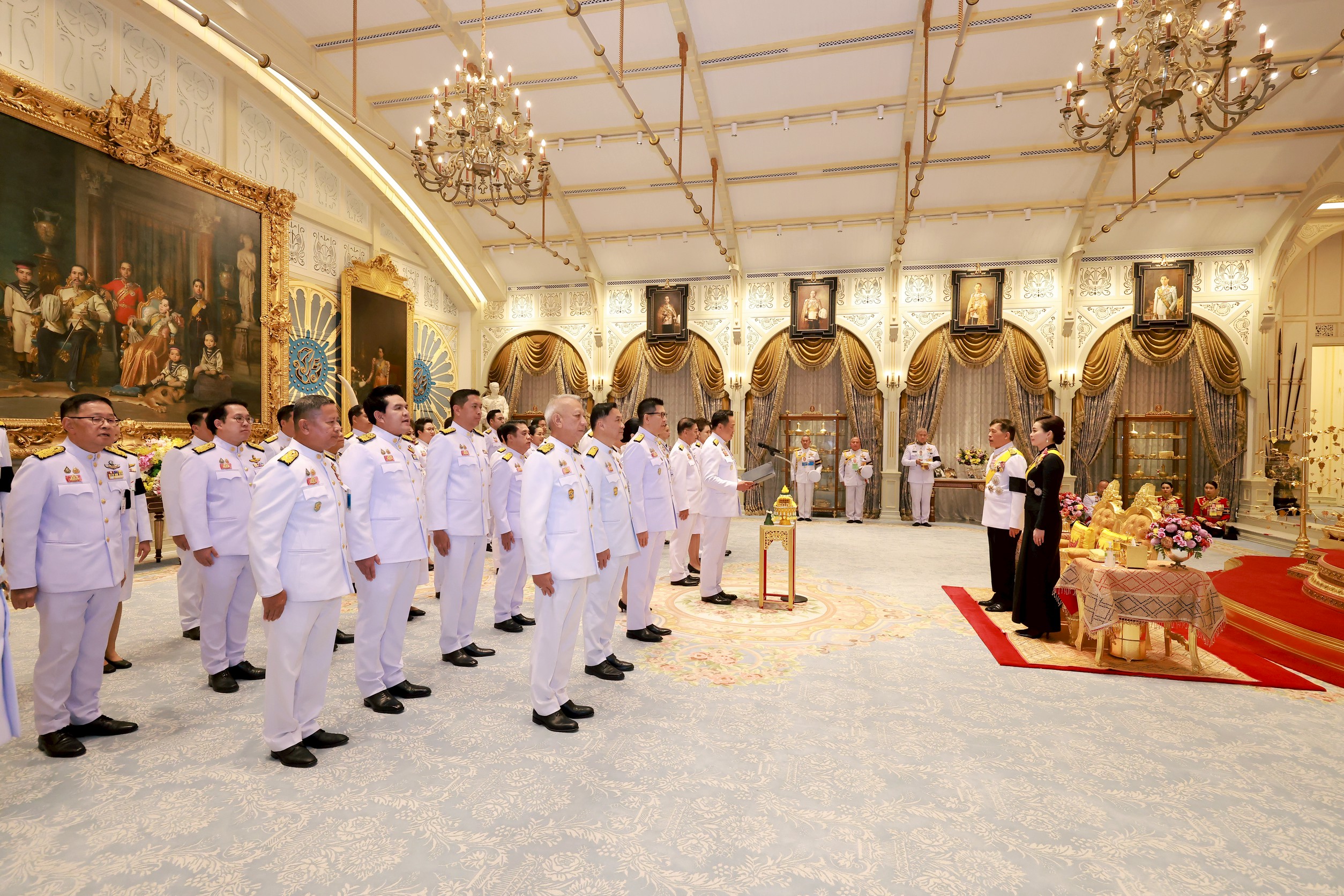 “ในหลวง-พระราชินี” โปรดเกล้าฯ “ครม.อนุทิน 2” เฝ้าถวายสัตย์ฯ พระราชทานโอวาท “นำพาชาติพ้นวิกฤต”