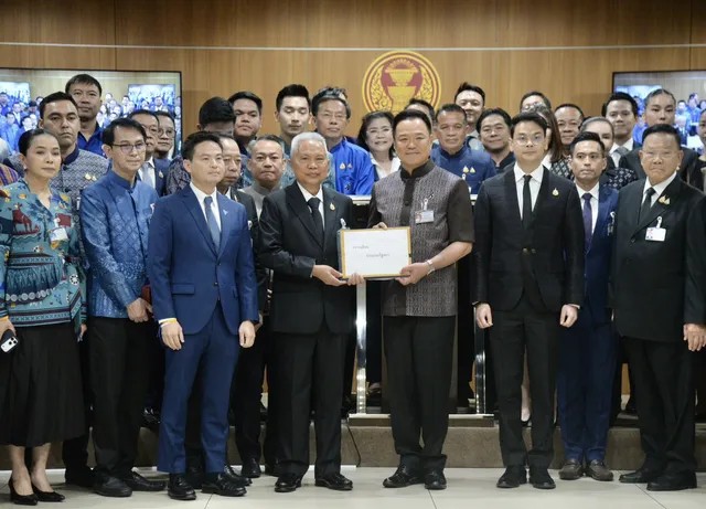 “นายกฯ” นำทีม “ภูมิใจไทย” ยื่นร่างแก้รัฐธรรมนูญ ลั่นเดินหน้าตามเสียงของประชาชน