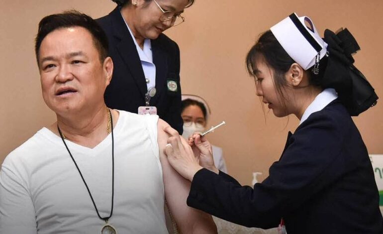 “นายกฯ” ฉีดวัคซีนไข้หวัดใหญ่ หนุน “บัตรทอง-หมอพร้อม” ขับเคลื่อนนโยบายสาธารณสุข