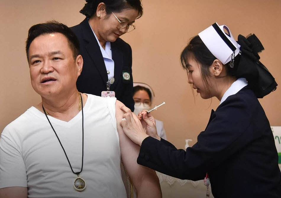 “นายกฯ” ฉีดวัคซีนไข้หวัดใหญ่ หนุน “บัตรทอง-หมอพร้อม” ขับเคลื่อนนโยบายสาธารณสุข