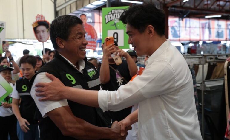 “ชัชชาติ–ชัยวัฒน์” จับมือให้กำลังใจ หลังเจอกันช่วงหาเสียงผู้ว่าฯ กทม. กลางตลาดเอซี สายไหม
