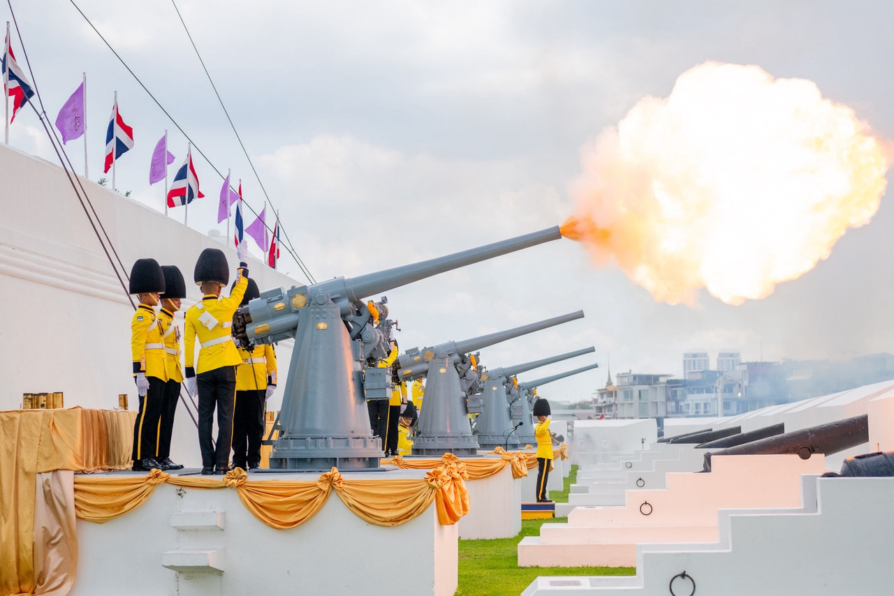 “กองทัพเรือ” ยิงสลุตหลวง 21 นัด เฉลิมพระเกียรติ “พระราชินี” เนื่องในวันเฉลิมพระชนมพรรษา