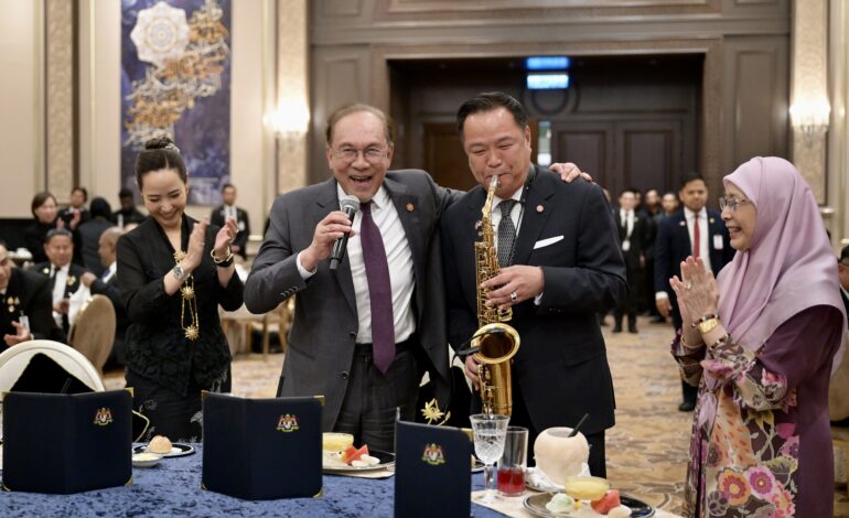 โมเมนต์ชื่นมื่น! “อนุทิน” เป่าแซกโซโฟนเพลง My Way “อันวาร์” กอดคอร่วมร้องด้วยกัน