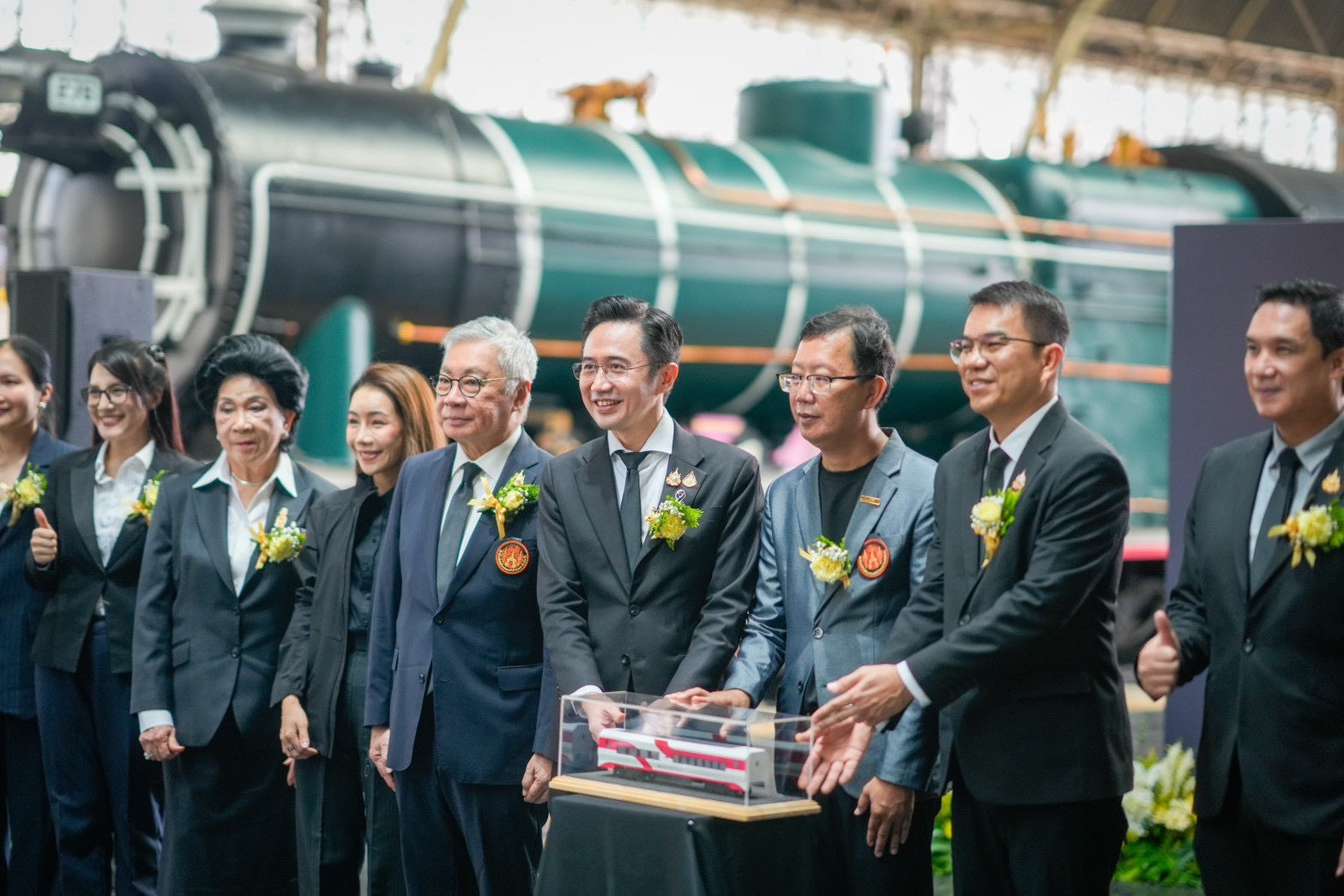 ขบวนแรกในไทย! “อว.–สจล.” ส่งมอบ “รถไฟไทยทำ” พลิกโฉมระบบราง ลดนำเข้า ยกระดับอุตสาหกรรมประเทศ