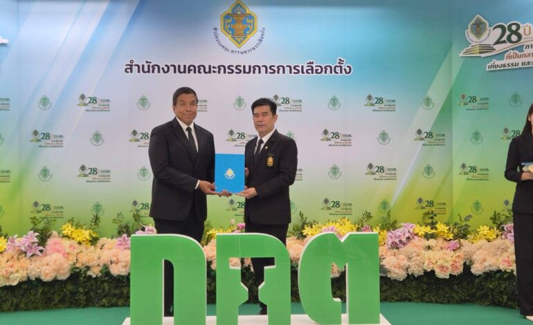 “ชัชชาติ” รับหนังสือรับรองผู้ว่าฯ กทม. สมัยที่ 2 ลุยแผน 100 วัน 261 โครงการ แก้น้ำท่วม ฝุ่น PM2.5