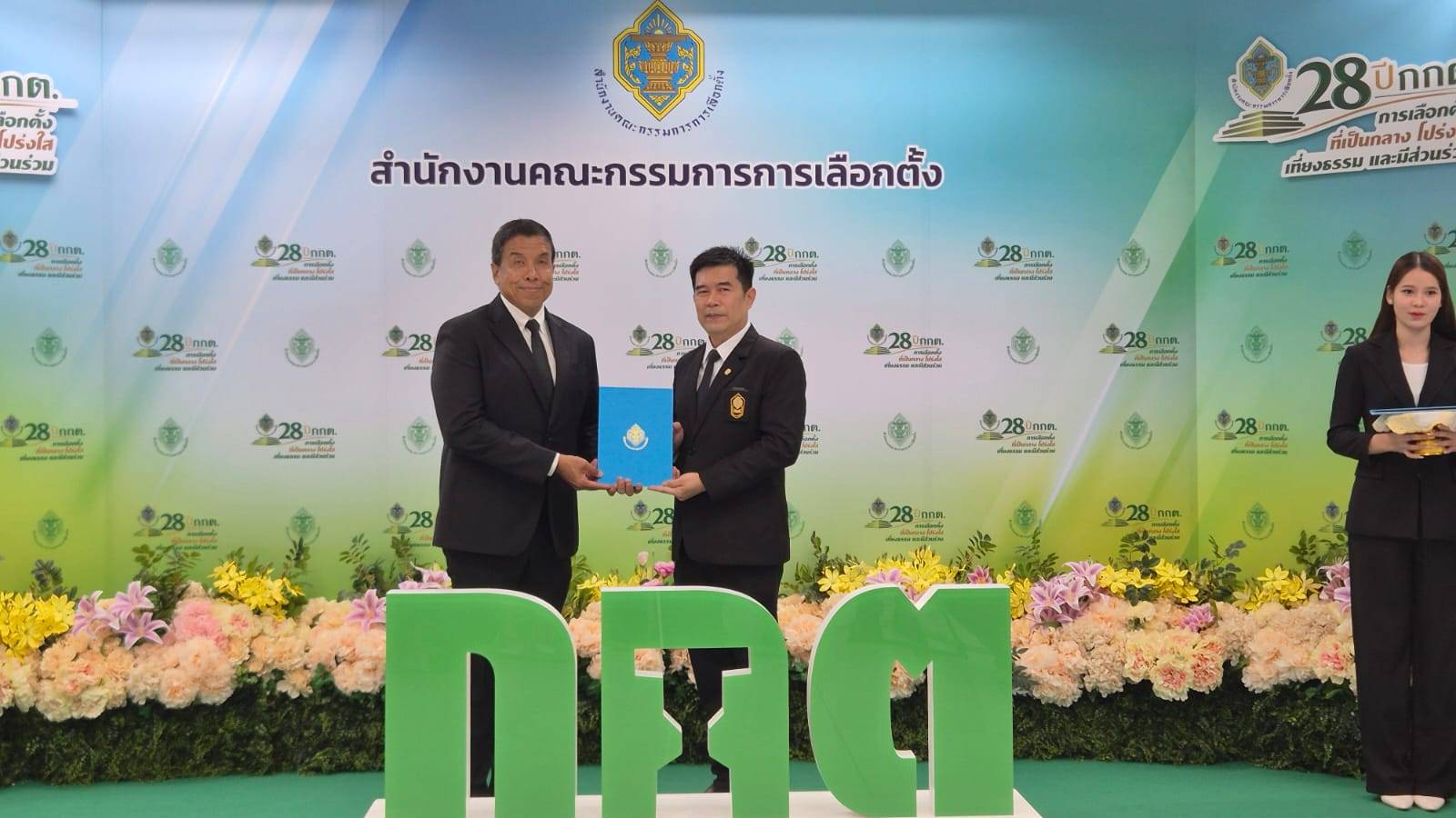 “ชัชชาติ” รับหนังสือรับรองผู้ว่าฯ กทม. สมัยที่ 2 ลุยแผน 100 วัน 261 โครงการ แก้น้ำท่วม ฝุ่น PM2.5