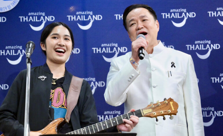 “นายกฯ” เปิดทำเนียบต้อนรับ “เนเน่ รอยัล” ร่วมโชว์พลังเสียง “Zombie-ซมซาน” หนุนเยาวชนไทยโกอินเตอร์