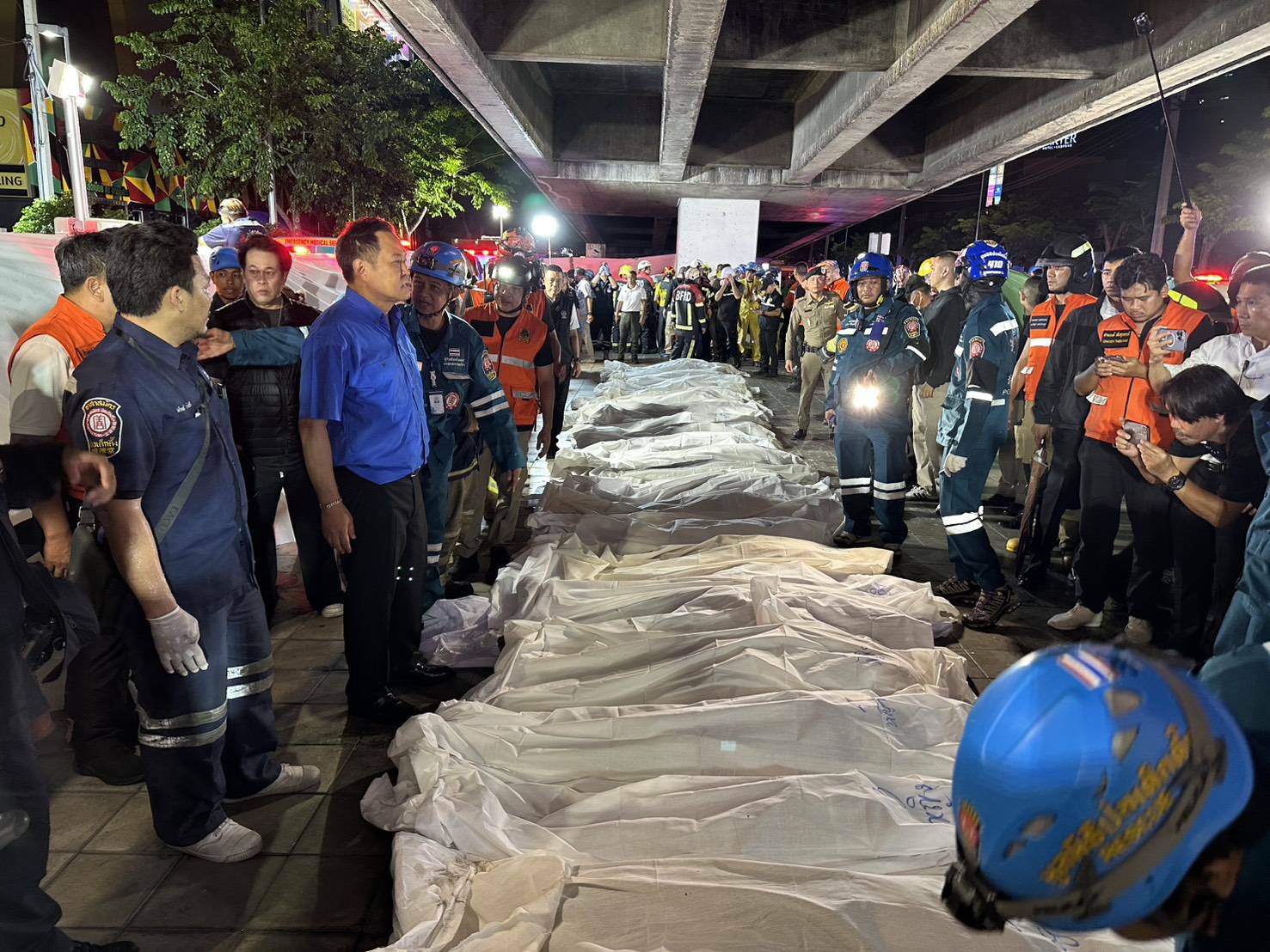 “นายกฯ” ลงพื้นที่เหตุไฟไหม้ “โรงเบียร์ ณ ลาดพร้าว” สั่งช่วยเหลือครอบครัวผู้เสียชีวิตเต็มที่