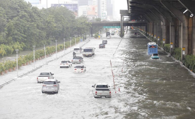 ฝนถล่ม! น้ำท่วมถนนวิภาวดีรังสิตขาเข้า สูง 40 ซม. “ตำรวจ” เปิดช่องทางพิเศษเร่งระบายรถ