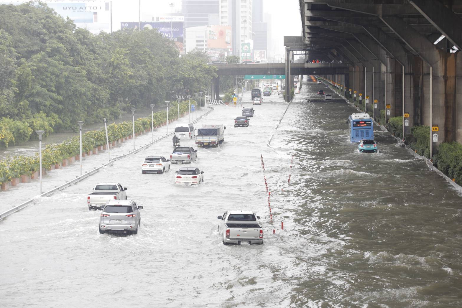 ฝนถล่ม! น้ำท่วมถนนวิภาวดีรังสิตขาเข้า สูง 40 ซม. “ตำรวจ” เปิดช่องทางพิเศษเร่งระบายรถ