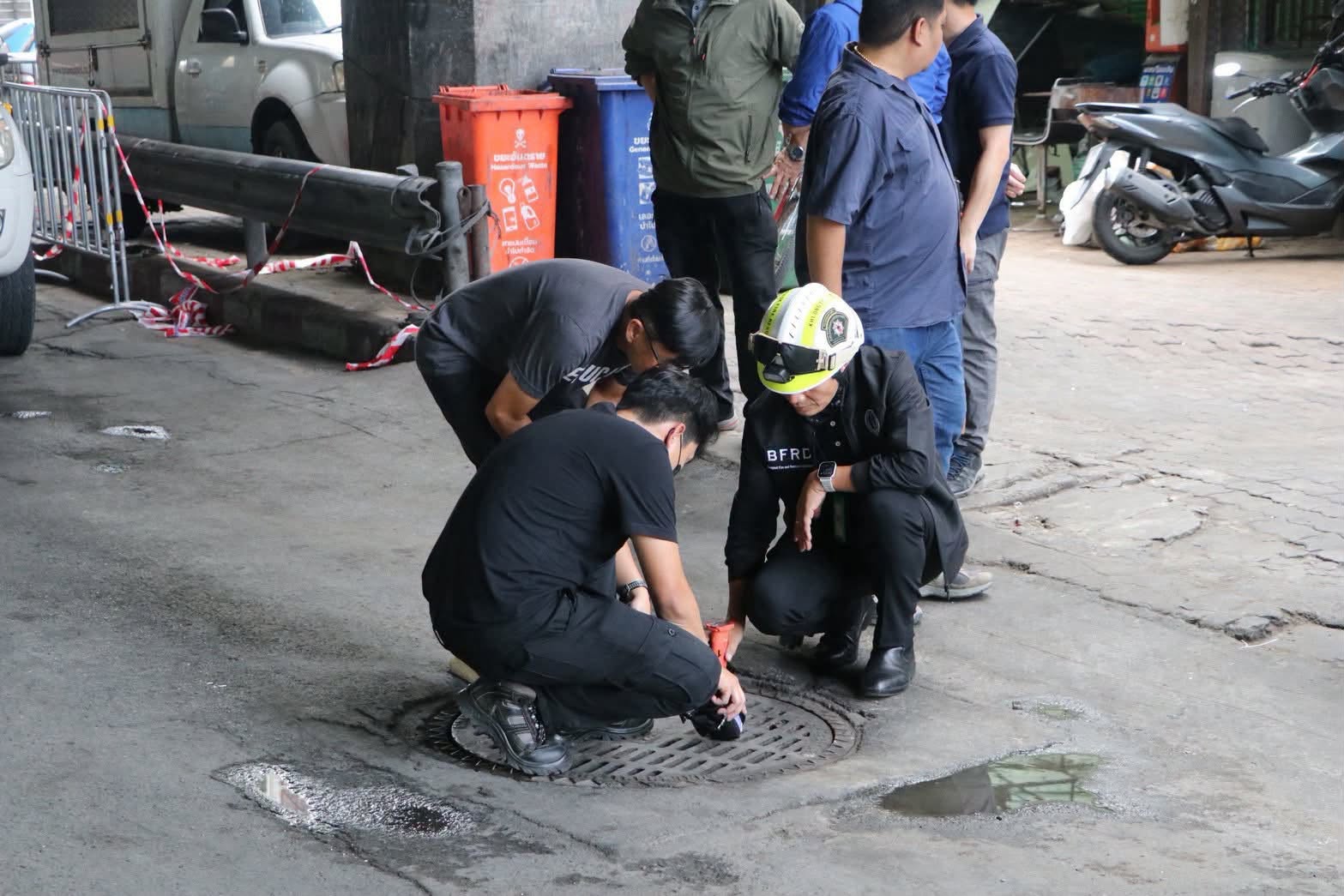 ผงะ! พบน้ำมันปนเปื้อน 2 หมื่นลิตรในท่อระบายน้ำถนนเชื้อเพลิง กทม. เร่งเปิดหน้าดินหาต้นเหตุ