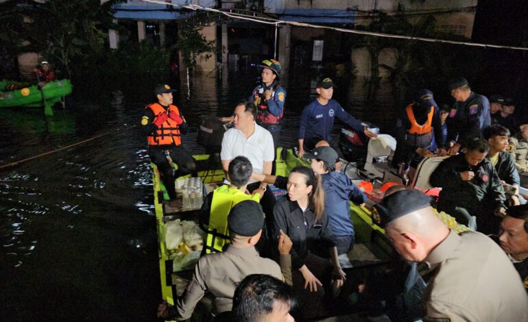 “นายกฯ” ลุยน้ำท่วม! ลงตรวจพื้นที่กลางดึกย่านคลองจั่น ชาวบ้านขอเครื่องสูบน้ำ 2 เครื่อง