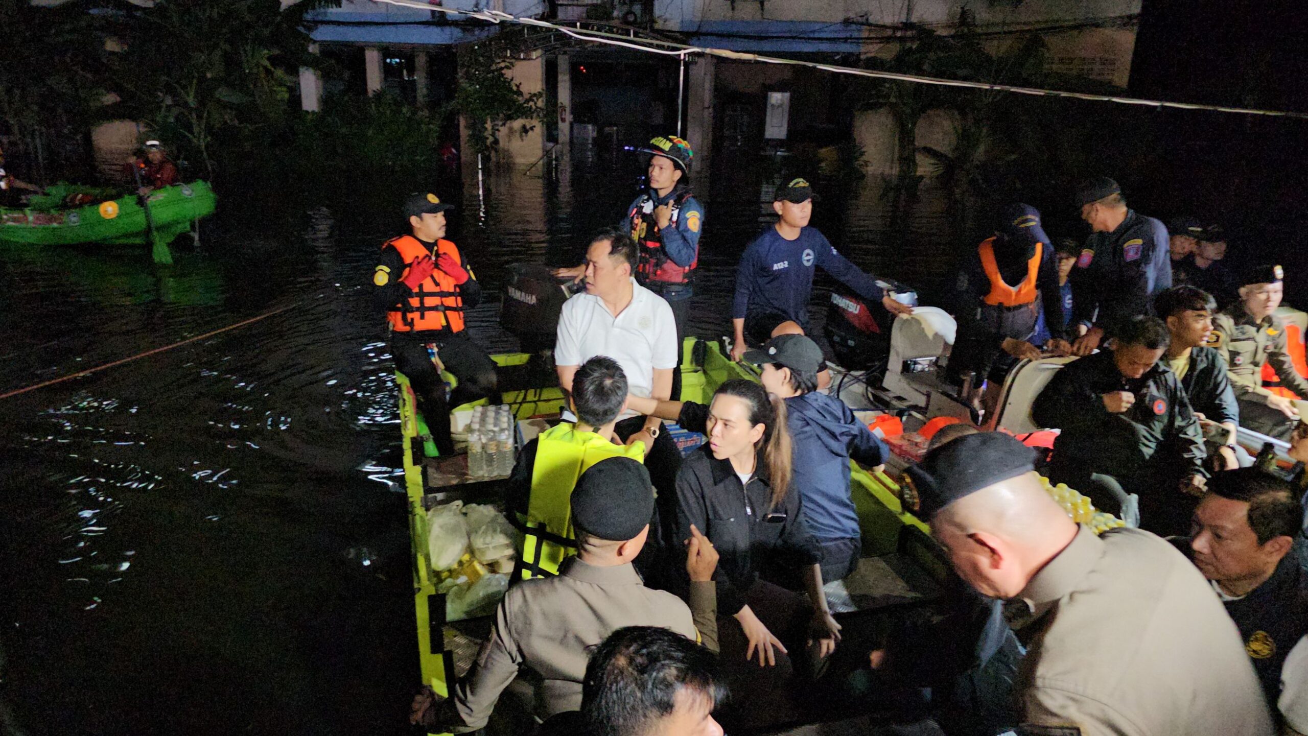 “นายกฯ” ลุยน้ำท่วม! ลงตรวจพื้นที่กลางดึกย่านคลองจั่น ชาวบ้านขอเครื่องสูบน้ำ 2 เครื่อง