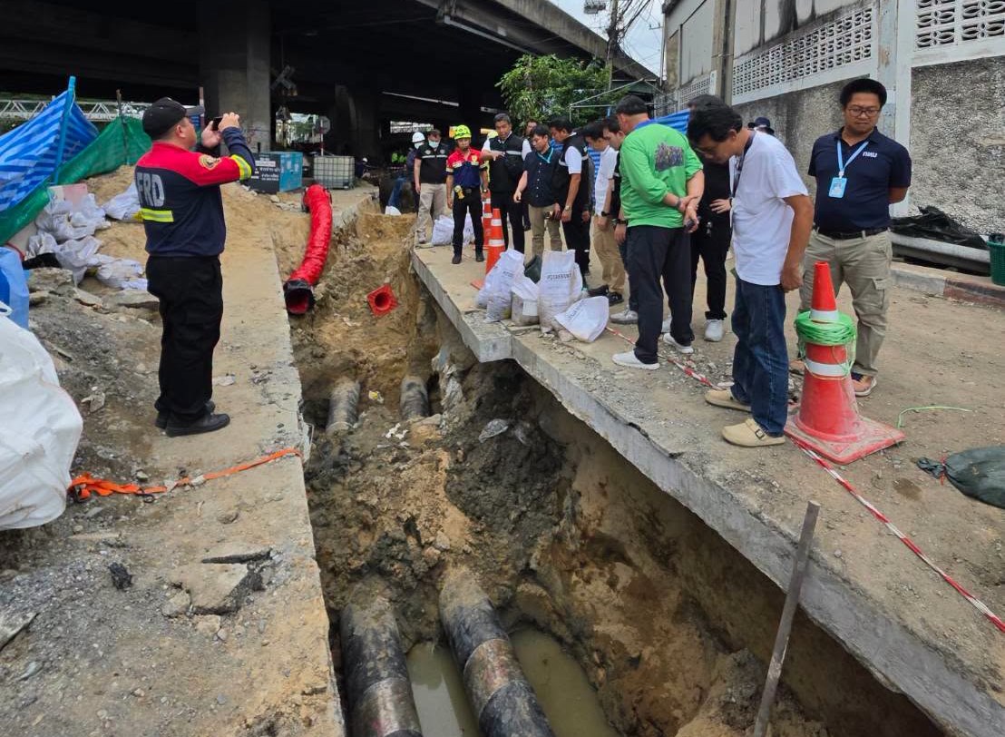 เจอต้นตอแล้ว! พบจุด “น้ำมันรั่ว” ลงท่อระบายน้ำพระราม 3 เร่งซ่อมด่วน ลุยทดสอบท่อ 32 กม. ป้องกันเหตุซ้ำ