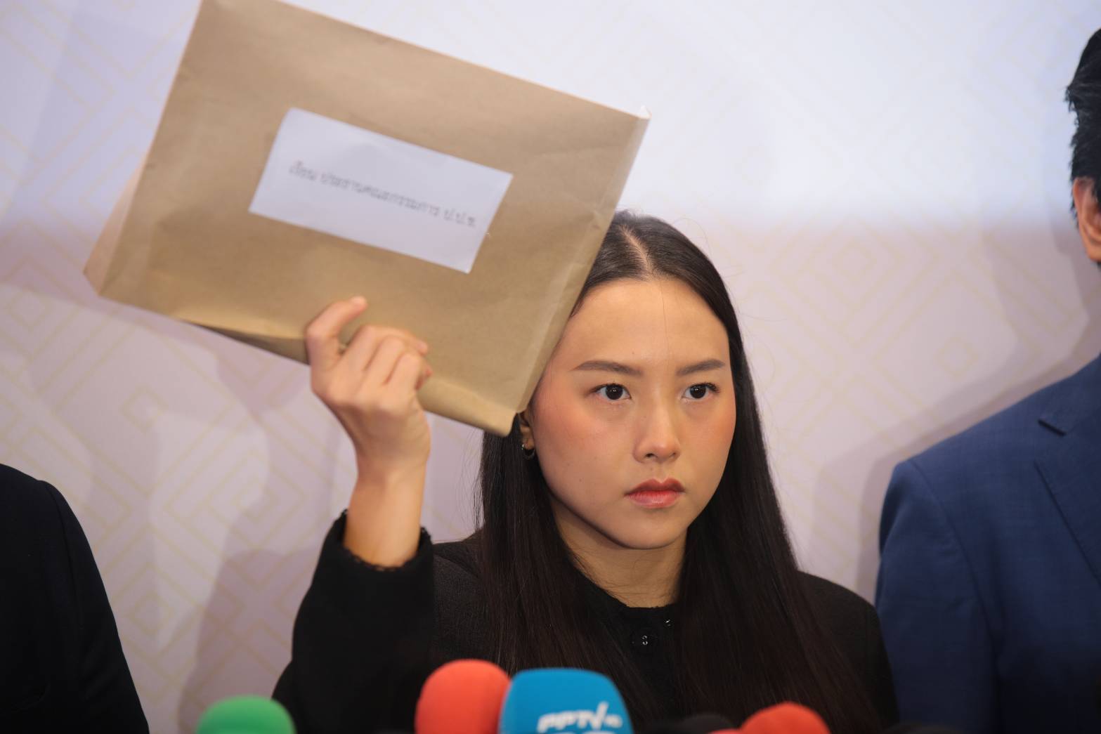 “รักชนก-ธีระชาติ” ยื่น “ปปช.” สอบ TH-AI Passport พบพิรุธล็อกสเปก-ส่อฮั้วประมูล ลั่นอยากเห็นคนผิดติดคุก