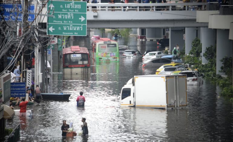 “น้ำท่วม” เศรษฐกิจพัง 2 หมื่นล้าน! เฉพาะ “กทม.” หนักสุด 7 พันล้าน แนะรัฐเร่งเยียวยา