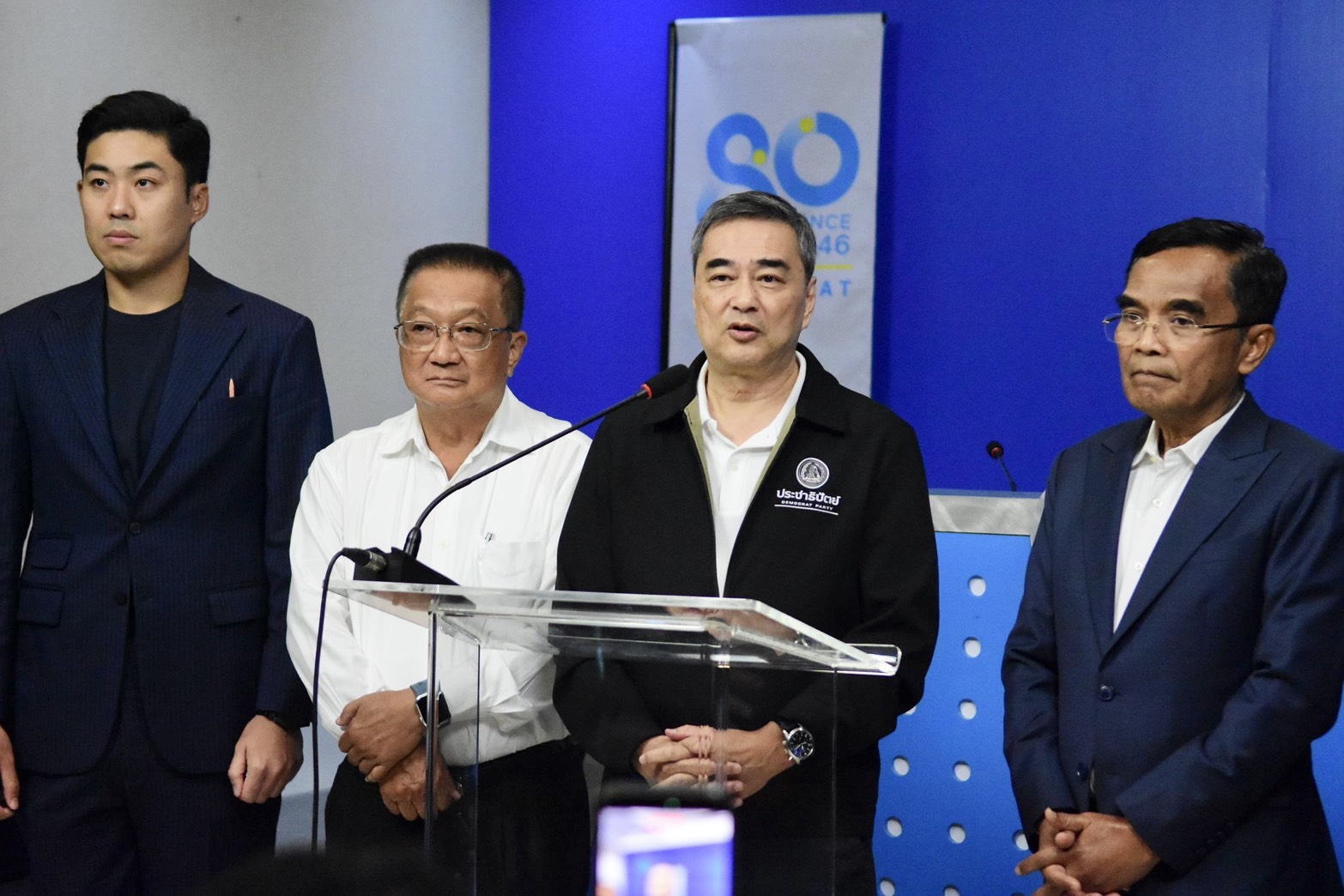 “อภิสิทธิ์” เดือด! จี้ “กกต.” เปิดคำวินิจฉัยคดีฮั้ว สว. จับตา DSI ลุยฟันเพิ่ม