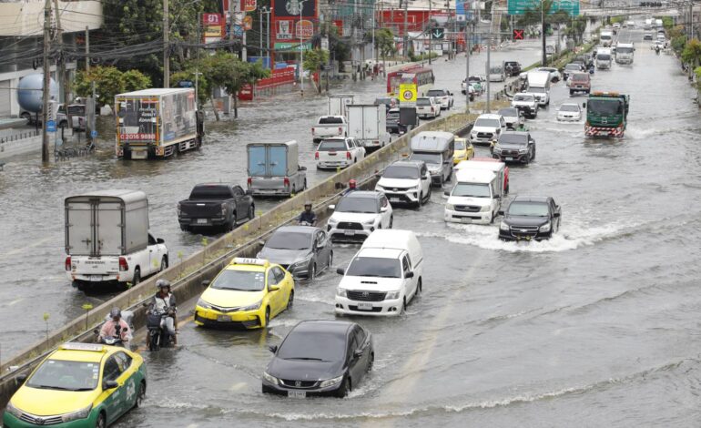 “แยกพงษ์เพชร” น้ำยังท่วมสูง! รถเล็กผ่านไม่ได้ การจราจรติดขัดหนัก เจ้าหน้าที่ปิดเส้นทาง