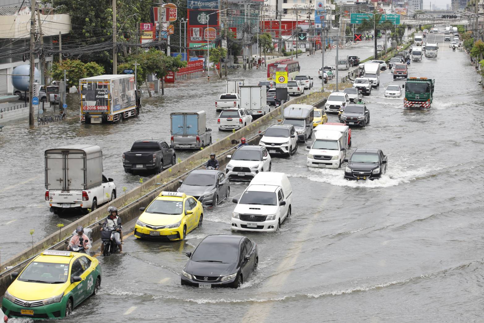 “แยกพงษ์เพชร” น้ำยังท่วมสูง! รถเล็กผ่านไม่ได้ การจราจรติดขัดหนัก เจ้าหน้าที่ปิดเส้นทาง