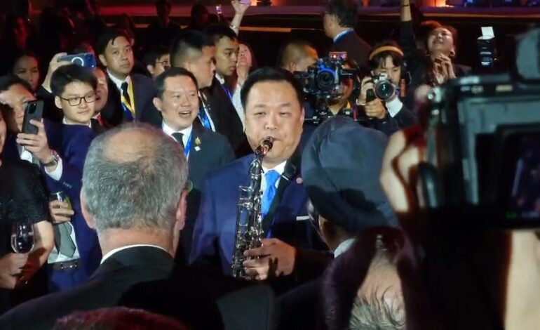“อนุทิน” โชว์ลีลาเป่าแซกโซโฟน! เพลง “What A Wonderful World” กลางงานเลี้ยง “IMF-World Bank”