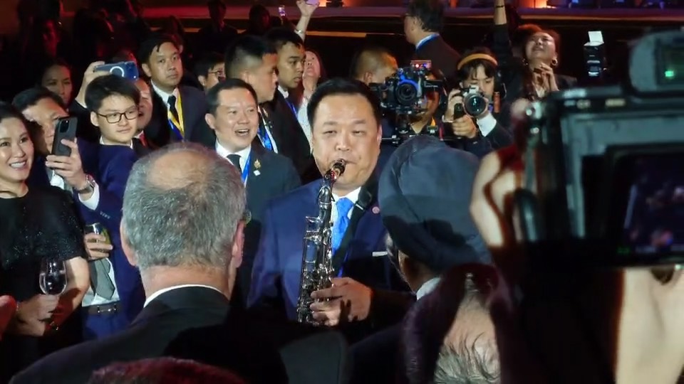 “อนุทิน” โชว์ลีลาเป่าแซกโซโฟน! เพลง “What A Wonderful World” กลางงานเลี้ยง “IMF-World Bank”