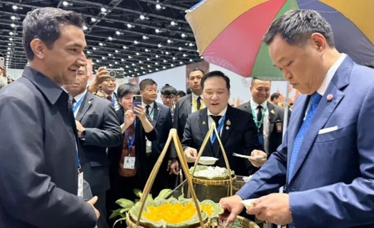 “อนุทิน” เข็นรถขนมไทย! เสิร์ฟแขกต่างชาติกลางงาน IMF-World Bank 2026 ชิมเองชมอร่อย