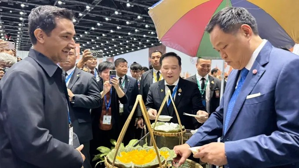 “อนุทิน” เข็นรถขนมไทย! เสิร์ฟแขกต่างชาติกลางงาน IMF-World Bank 2026 ชิมเองชมอร่อย
