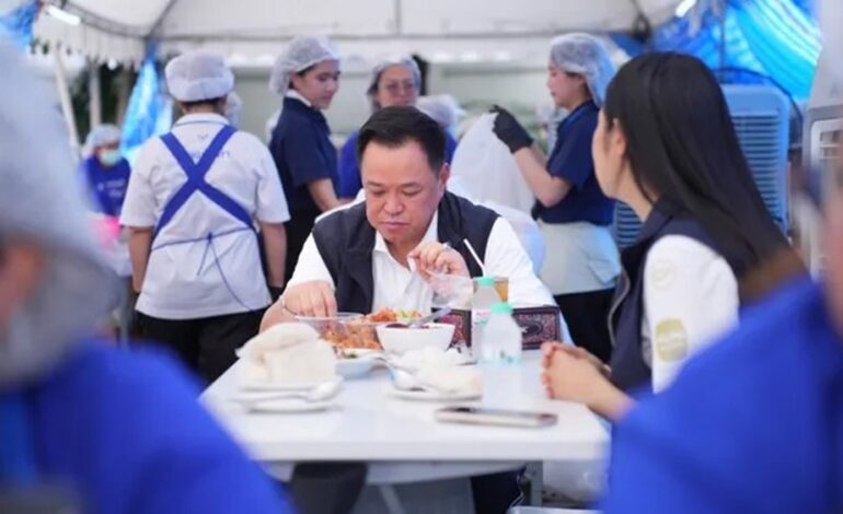 “อนุทิน” เยี่ยมโรงครัวภูมิใจไทย นั่งกินข้าวเหนียวส้มตำร่วมทีมจิตอาสาช่วยน้ำท่วม
