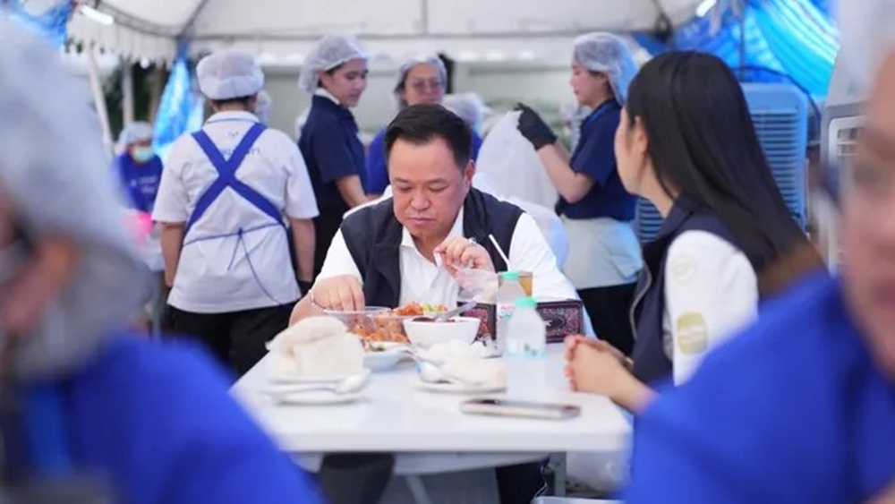 “อนุทิน” เยี่ยมโรงครัวภูมิใจไทย นั่งกินข้าวเหนียวส้มตำร่วมทีมจิตอาสาช่วยน้ำท่วม
