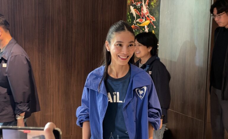 “สส.ไอเดียร์” ควง “สามี” แจง “ดีเอสไอ” ปมหุ้นเว็บพนัน-สแกมเมอร์ ยืนยันไม่กังวล