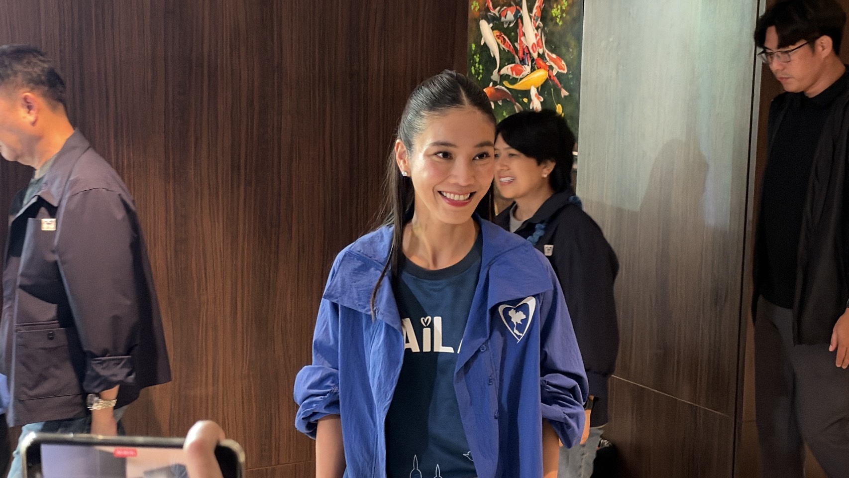 “สส.ไอเดียร์” ควง “สามี” แจง “ดีเอสไอ” ปมหุ้นเว็บพนัน-สแกมเมอร์ ยืนยันไม่กังวล